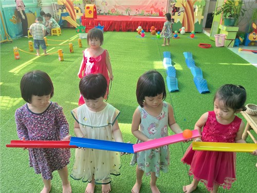 Bé vui chơi ngoài trời